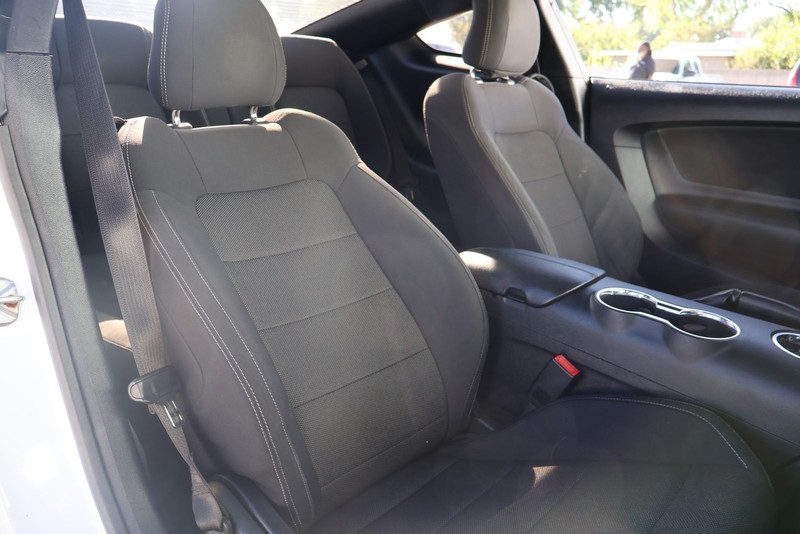 Ford Mustang Vehicle Full-screen Gallery Image 20