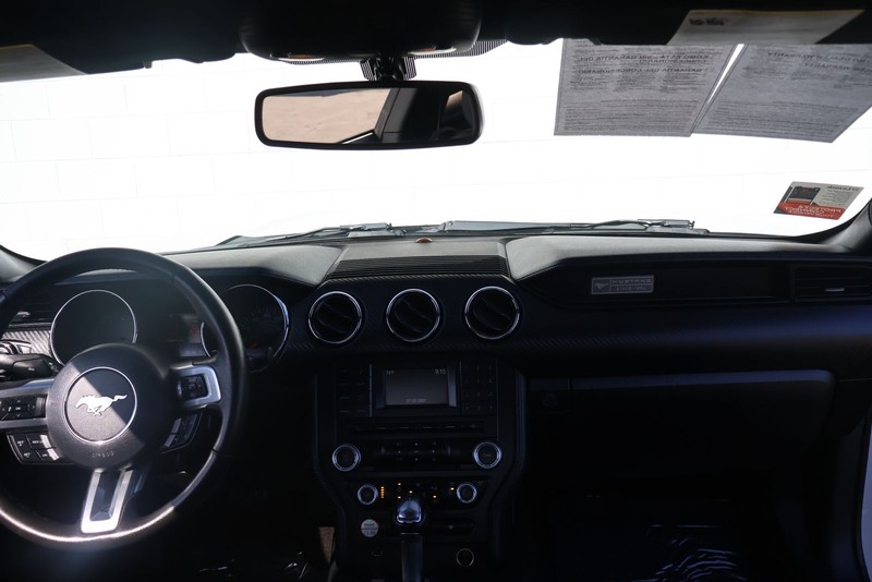 Ford Mustang Vehicle Full-screen Gallery Image 22