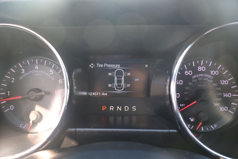 Ford Mustang Vehicle Full-screen Gallery Image 23