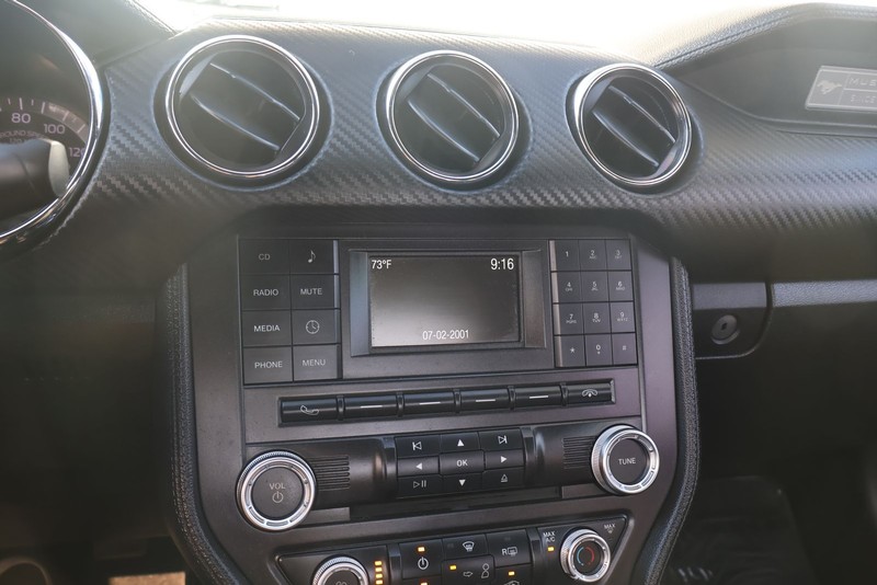 Ford Mustang Vehicle Full-screen Gallery Image 28