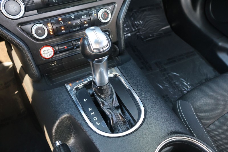 Ford Mustang Vehicle Full-screen Gallery Image 31