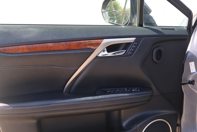 Lexus RX 350 Vehicle Full-screen Gallery Image 16