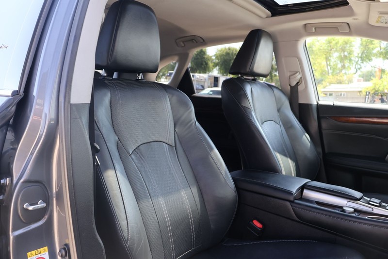 Lexus RX 350 Vehicle Full-screen Gallery Image 21