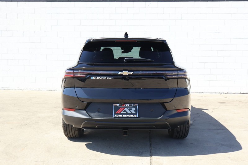 Chevrolet Equinox EV Vehicle Full-screen Gallery Image 06