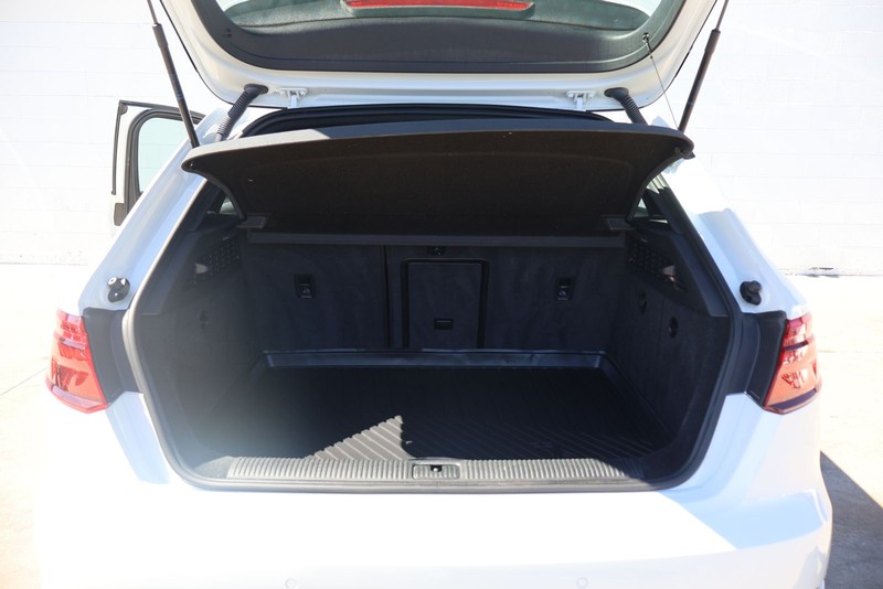 Audi A3 Sportback e-tron Vehicle Full-screen Gallery Image 08