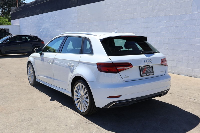 Audi A3 Sportback e-tron Vehicle Full-screen Gallery Image 09
