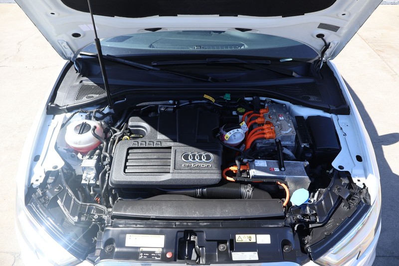 Audi A3 Sportback e-tron Vehicle Full-screen Gallery Image 12