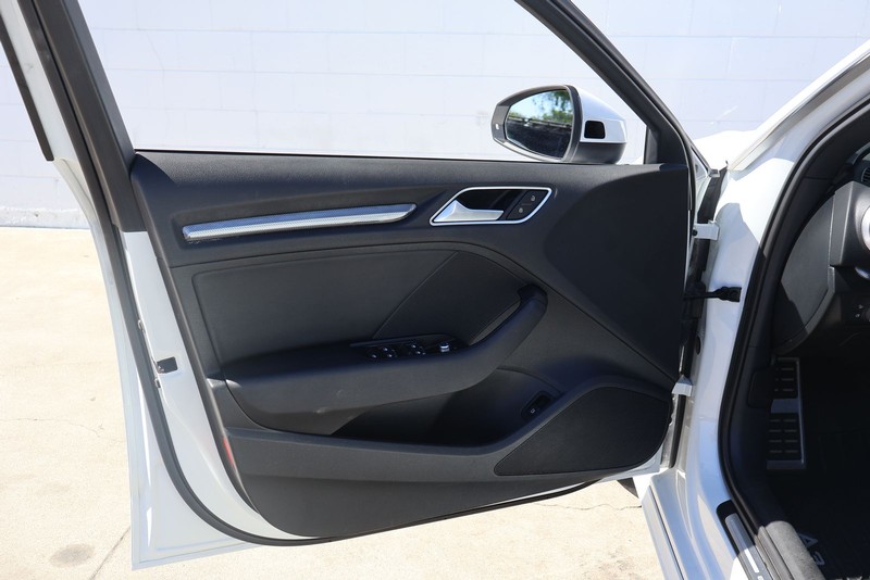 Audi A3 Sportback e-tron Vehicle Full-screen Gallery Image 14