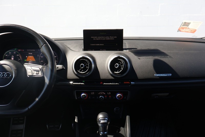 Audi A3 Sportback e-tron Vehicle Full-screen Gallery Image 28