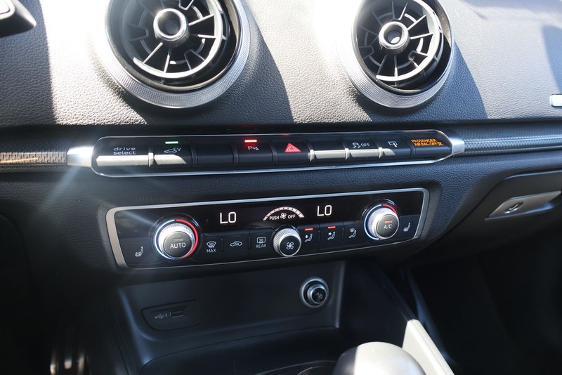 Audi A3 Sportback e-tron Vehicle Full-screen Gallery Image 31