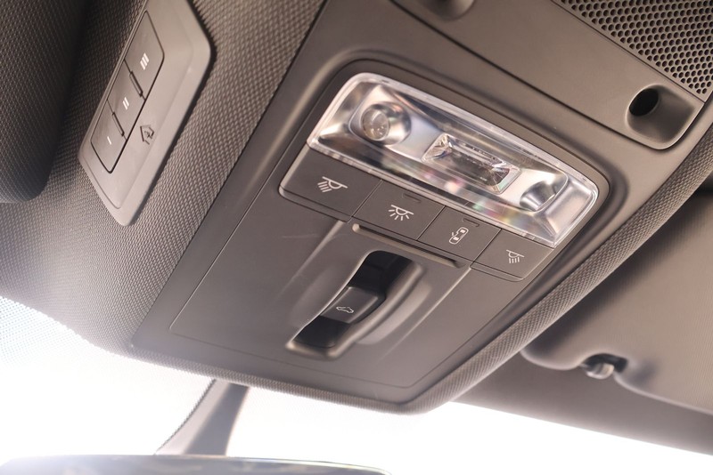 Audi A3 Sportback e-tron Vehicle Full-screen Gallery Image 35