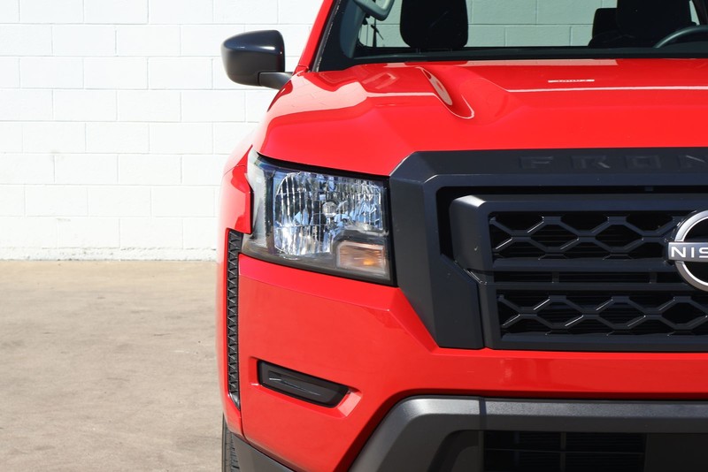 Nissan Frontier Vehicle Full-screen Gallery Image 04