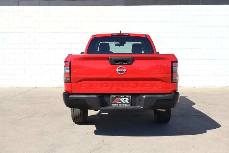 Nissan Frontier Vehicle Full-screen Gallery Image 06