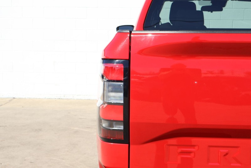 Nissan Frontier Vehicle Full-screen Gallery Image 07