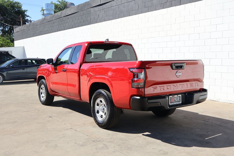 Nissan Frontier Vehicle Full-screen Gallery Image 09