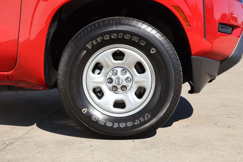 Nissan Frontier Vehicle Full-screen Gallery Image 13