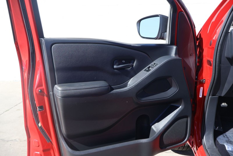 Nissan Frontier Vehicle Full-screen Gallery Image 14