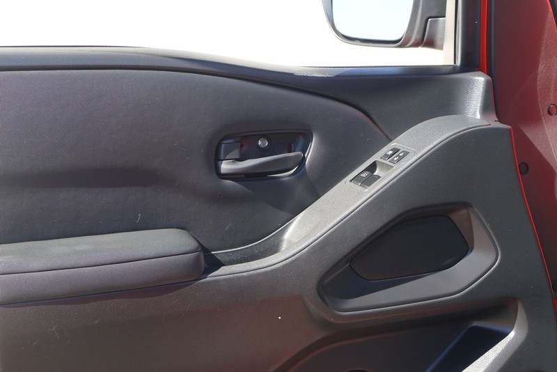 Nissan Frontier Vehicle Full-screen Gallery Image 15