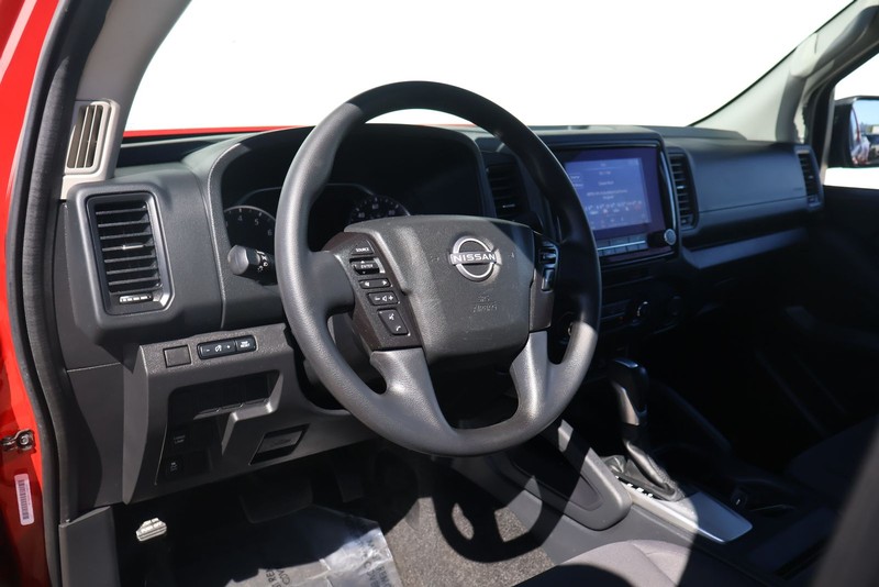 Nissan Frontier Vehicle Full-screen Gallery Image 16