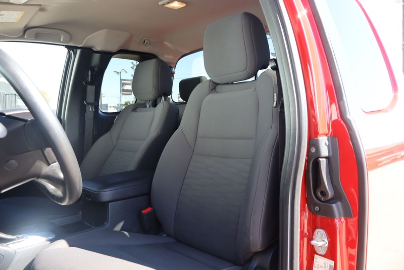 Nissan Frontier Vehicle Full-screen Gallery Image 17
