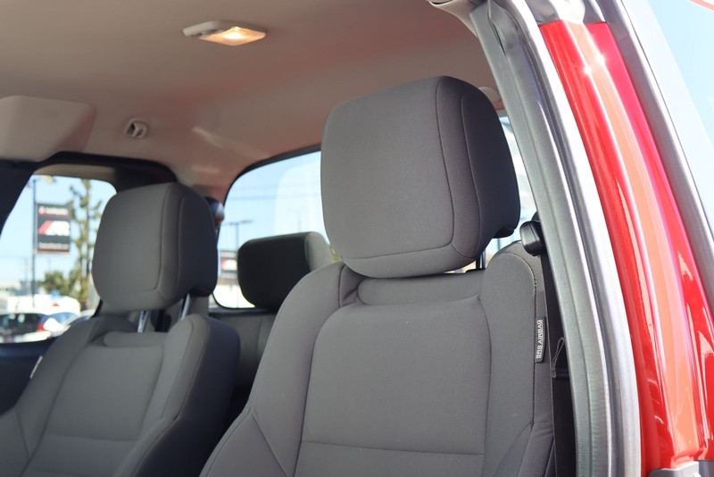Nissan Frontier Vehicle Full-screen Gallery Image 18