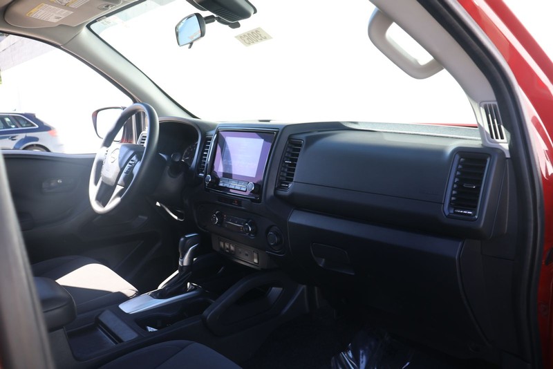 Nissan Frontier Vehicle Full-screen Gallery Image 19