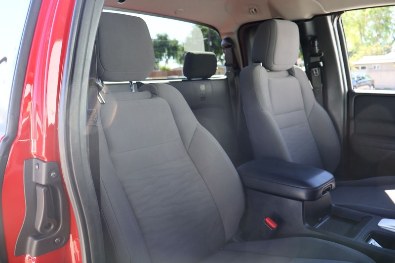 Nissan Frontier Vehicle Full-screen Gallery Image 20