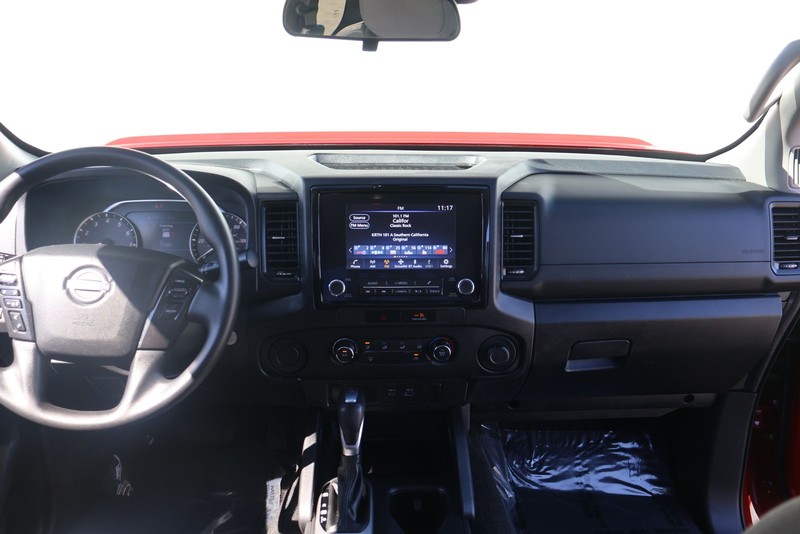 Nissan Frontier Vehicle Full-screen Gallery Image 22