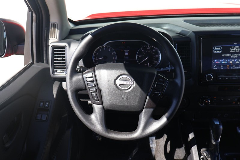 Nissan Frontier Vehicle Full-screen Gallery Image 24