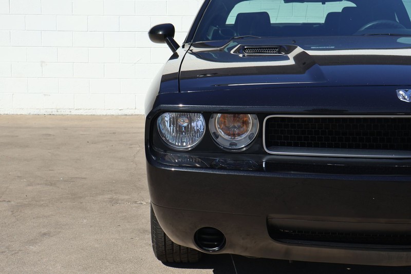 Dodge Challenger Vehicle Full-screen Gallery Image 03