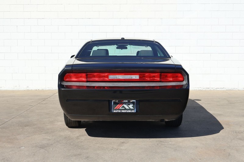 Dodge Challenger Vehicle Full-screen Gallery Image 06