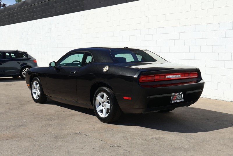 Dodge Challenger Vehicle Full-screen Gallery Image 11