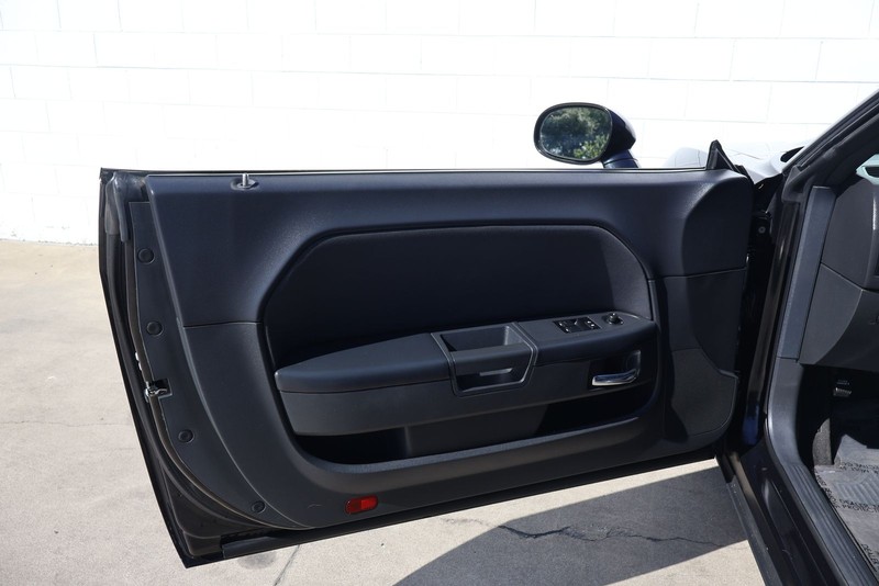 Dodge Challenger Vehicle Full-screen Gallery Image 14