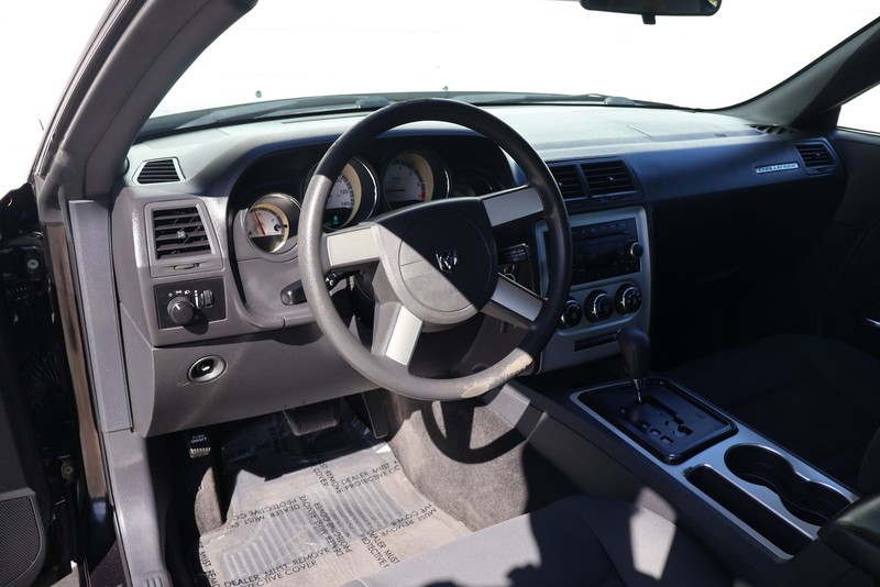 Dodge Challenger Vehicle Full-screen Gallery Image 16