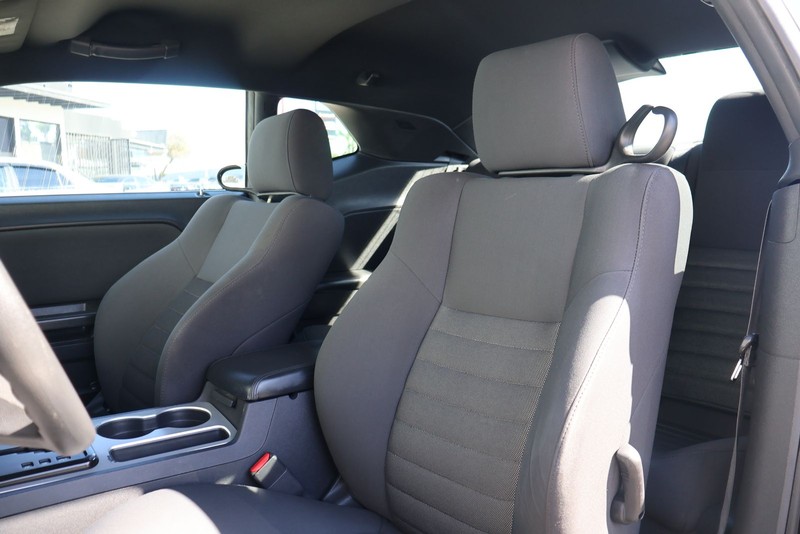 Dodge Challenger Vehicle Full-screen Gallery Image 17