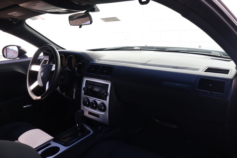 Dodge Challenger Vehicle Full-screen Gallery Image 19