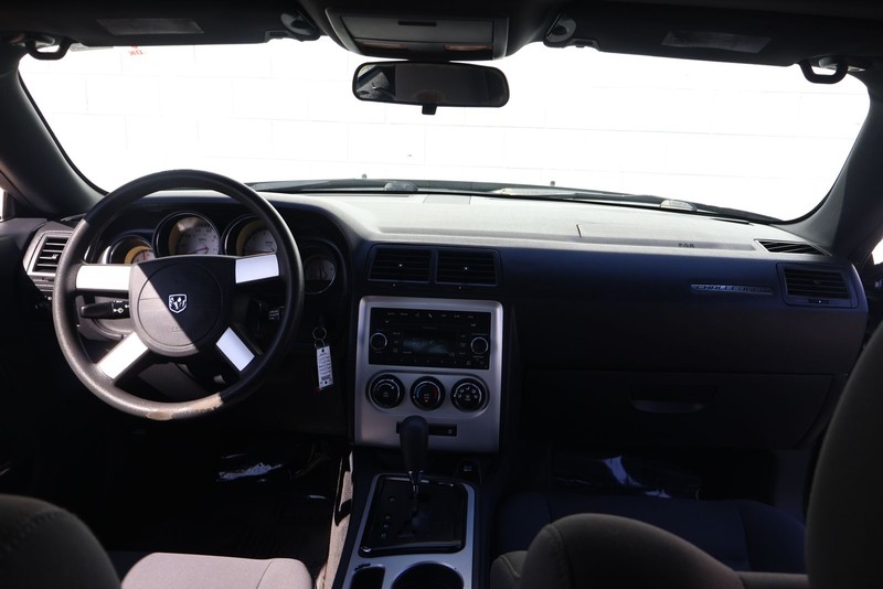 Dodge Challenger Vehicle Full-screen Gallery Image 22