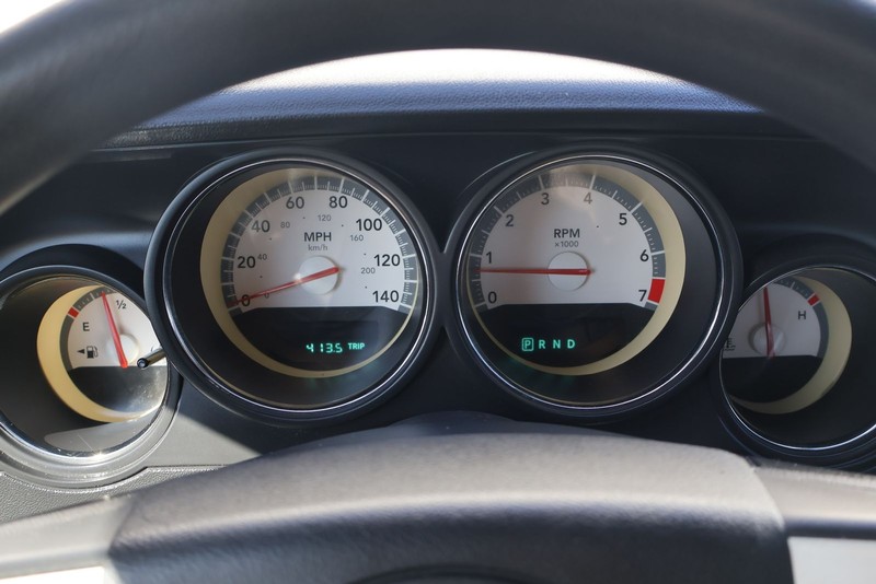 Dodge Challenger Vehicle Full-screen Gallery Image 23