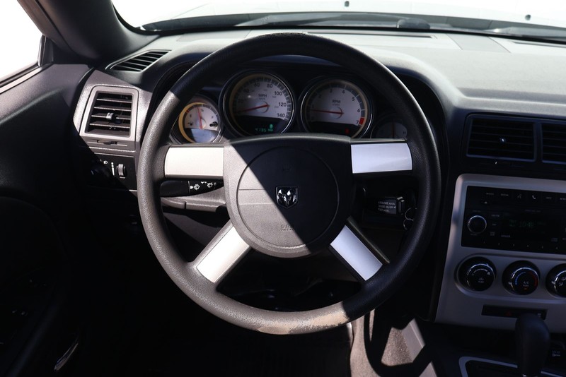 Dodge Challenger Vehicle Full-screen Gallery Image 24