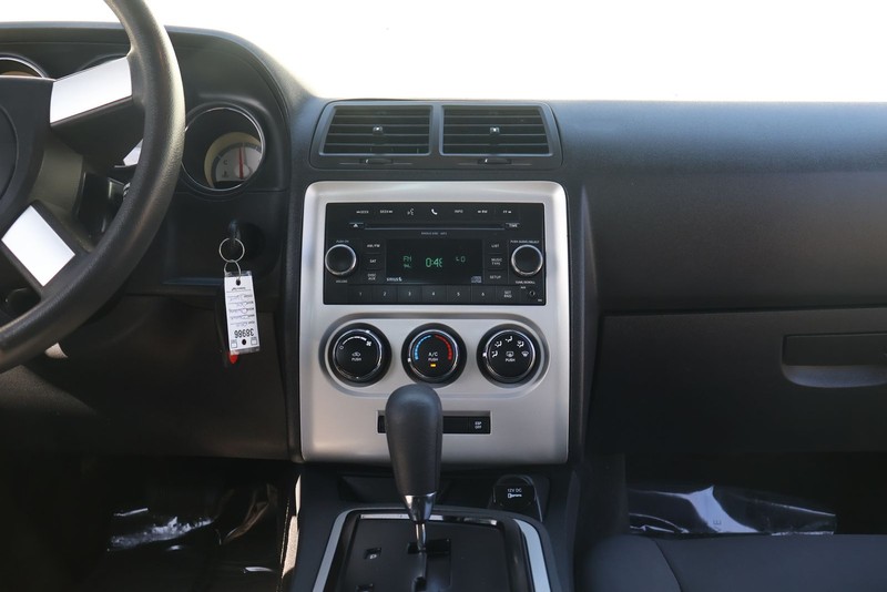 Dodge Challenger Vehicle Full-screen Gallery Image 25