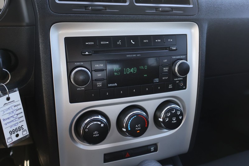 Dodge Challenger Vehicle Full-screen Gallery Image 26