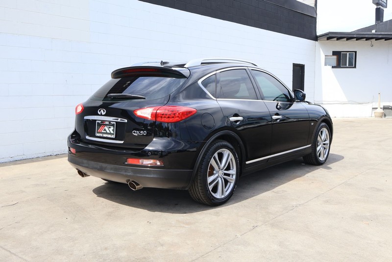 INFINITI QX50 Vehicle Full-screen Gallery Image 05