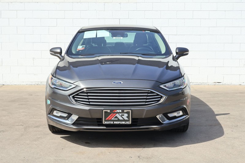 Ford Fusion Energi Vehicle Full-screen Gallery Image 02