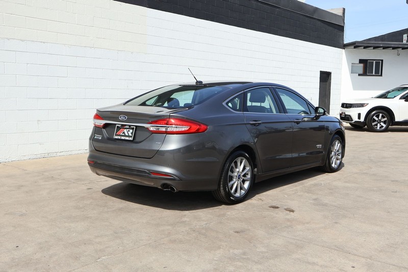 Ford Fusion Energi Vehicle Full-screen Gallery Image 05