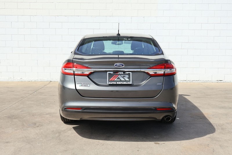 Ford Fusion Energi Vehicle Full-screen Gallery Image 06