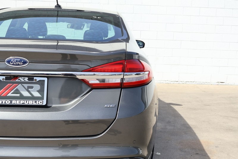 Ford Fusion Energi Vehicle Full-screen Gallery Image 07