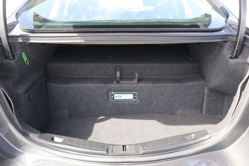 Ford Fusion Energi Vehicle Full-screen Gallery Image 08