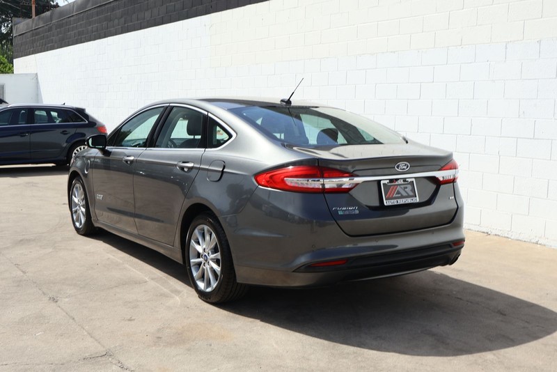 Ford Fusion Energi Vehicle Full-screen Gallery Image 09