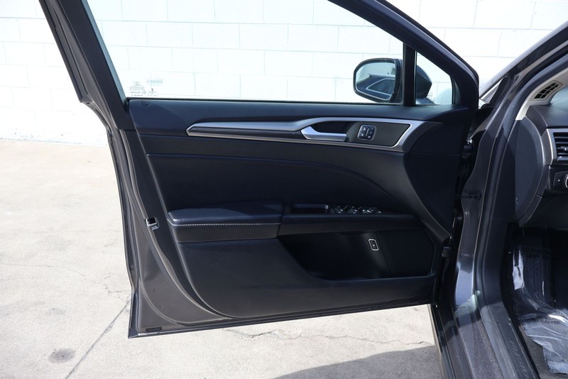 Ford Fusion Energi Vehicle Full-screen Gallery Image 13