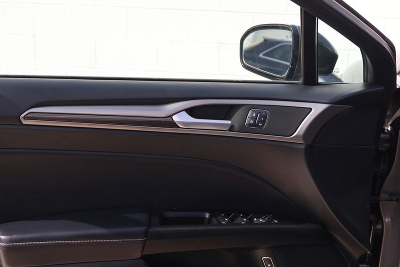 Ford Fusion Energi Vehicle Full-screen Gallery Image 14